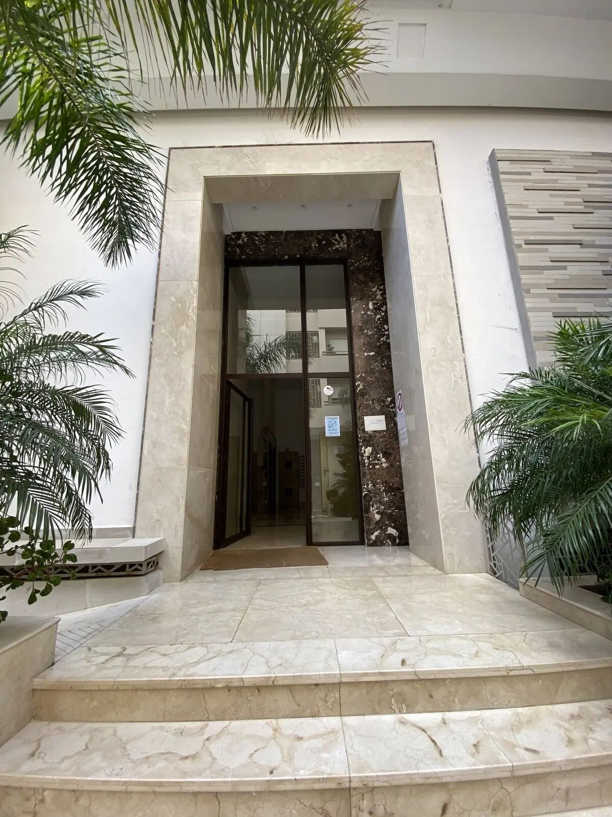 مدخل إحدى العمارات
